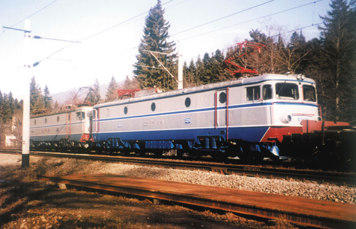ro e40 2locos near predeal.jpg